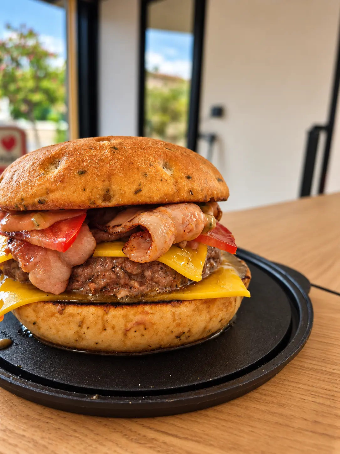 Burger maison généreux au fromage, viande et poulet