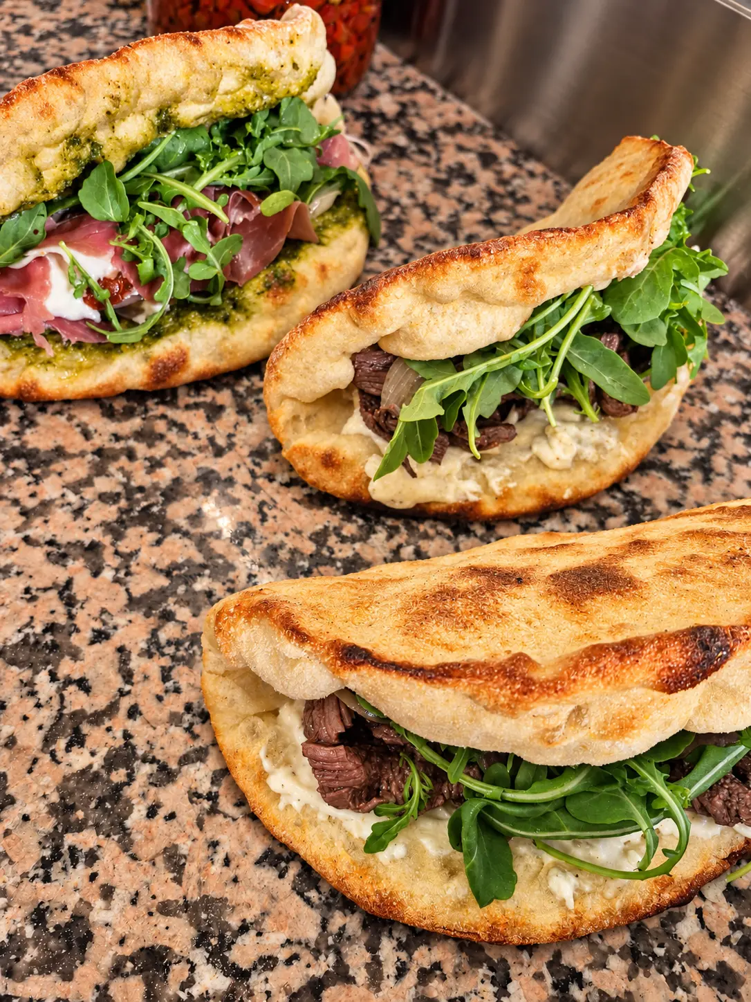 Pizz Pockets maison garnis de viande, jambon cru et roquette